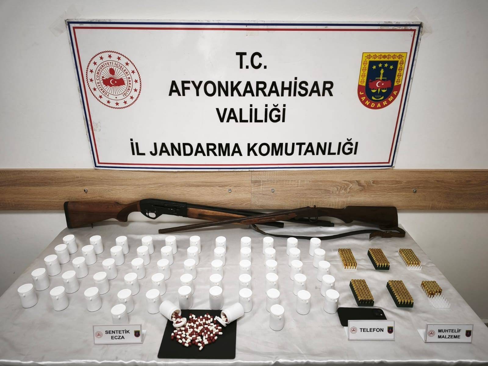 Afyonkarahisar'da jandarma tarafından gerçekleştirilen operasyonda 3304 adet uyuşturucu hapla yakalanan