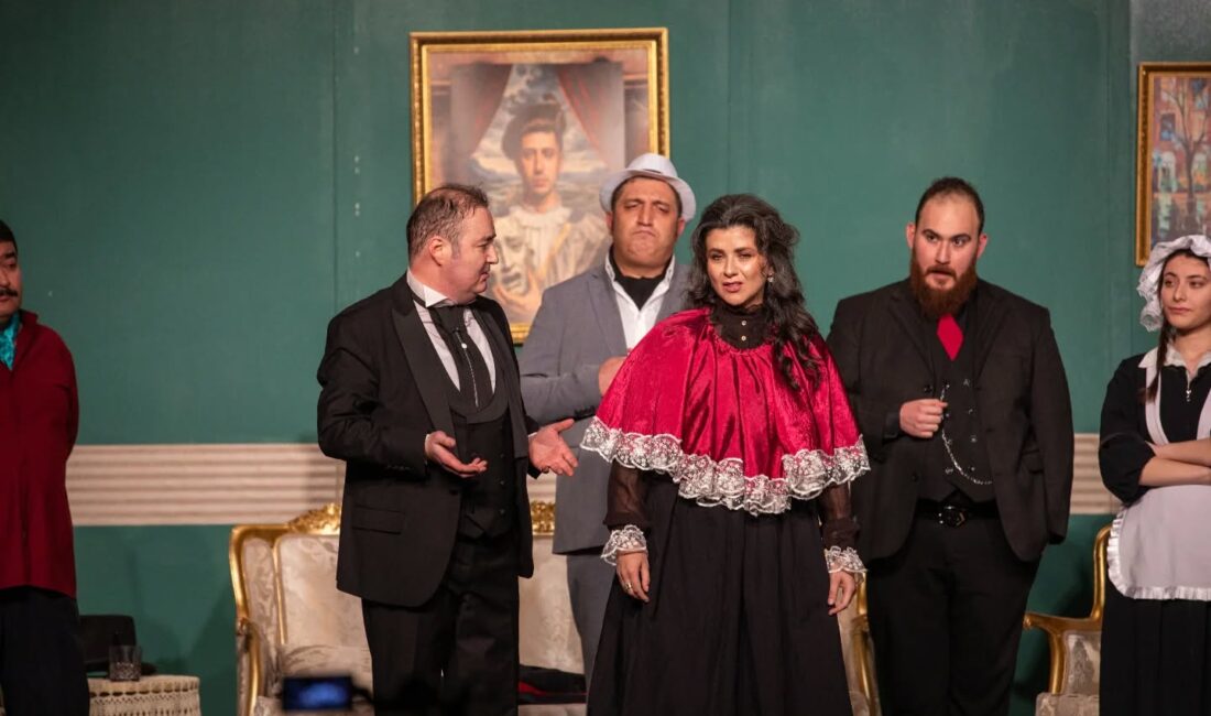 Usta oyuncuların sahnedeki enerjisi ve oyunun temposu, seyircilerden tam not