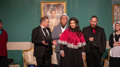 Usta oyuncuların sahnedeki enerjisi ve oyunun temposu, seyircilerden tam not