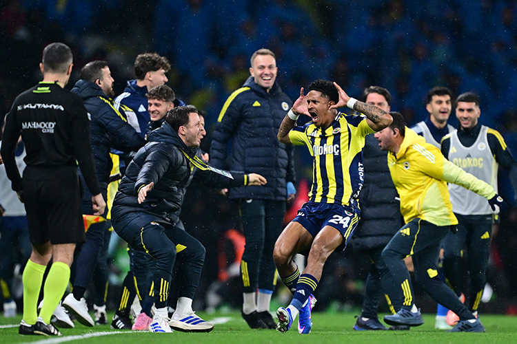 dakikada Fenerbahçe etkili geldi. Galatasaray defansının uzaklaştırmak istediği meşin yuvarlak