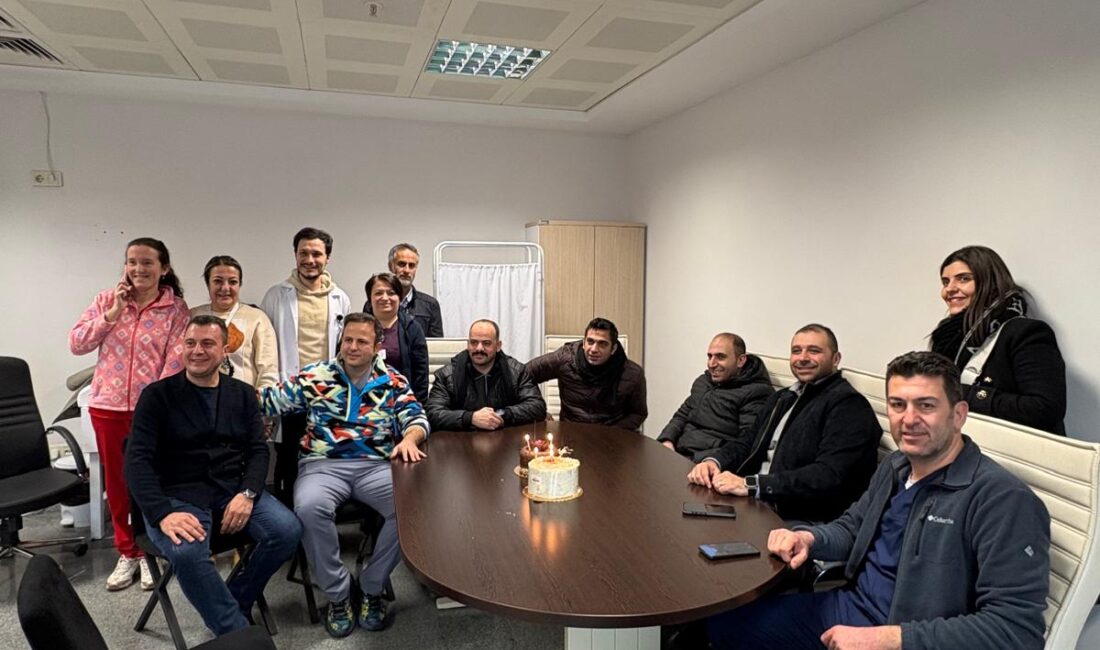 Ziyaret süresince gerçekleştirilen cerrahi vakaları yakından takip eden konuk hekimler,