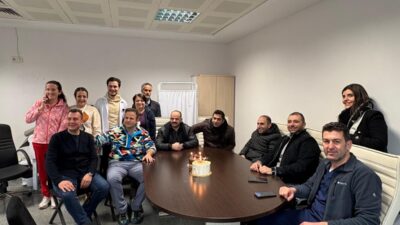 Ziyaret süresince gerçekleştirilen cerrahi vakaları yakından takip eden konuk hekimler,