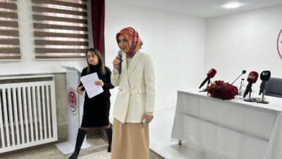   Okul bünyesinde düzenlenen etkinlikte öğrencilerin konuğu olan Vali Yiğitbaşı,