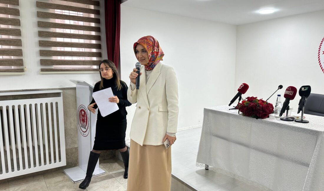   Okul bünyesinde düzenlenen etkinlikte öğrencilerin konuğu olan Vali Yiğitbaşı,