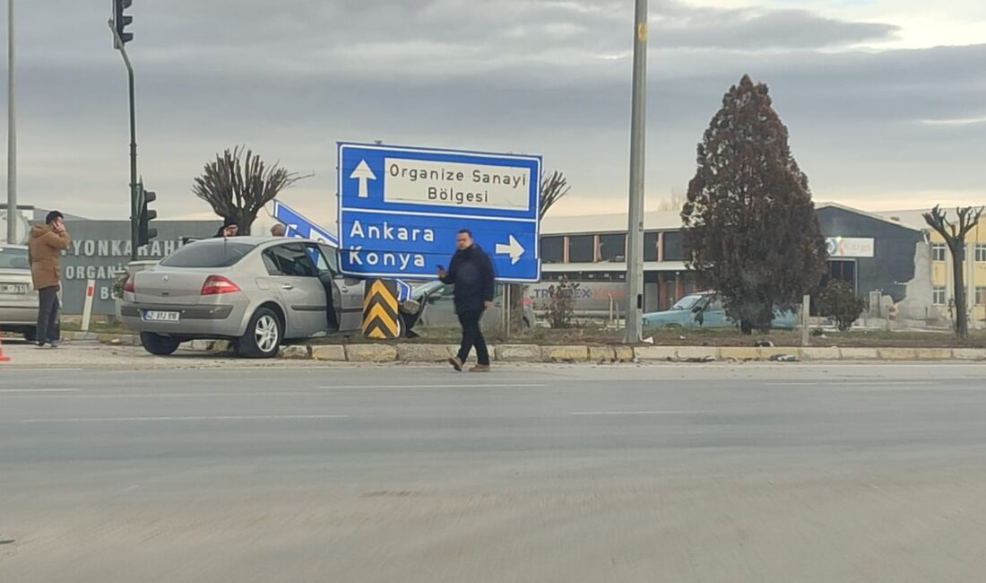 Kontrolden çıkan araç, kavşakta bulunan yönlendirme tabelasına çarparak durabildi. Çarpmanın