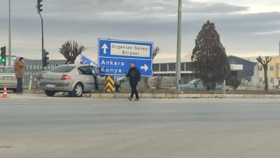 Kontrolden çıkan araç, kavşakta bulunan yönlendirme tabelasına çarparak durabildi. Çarpmanın