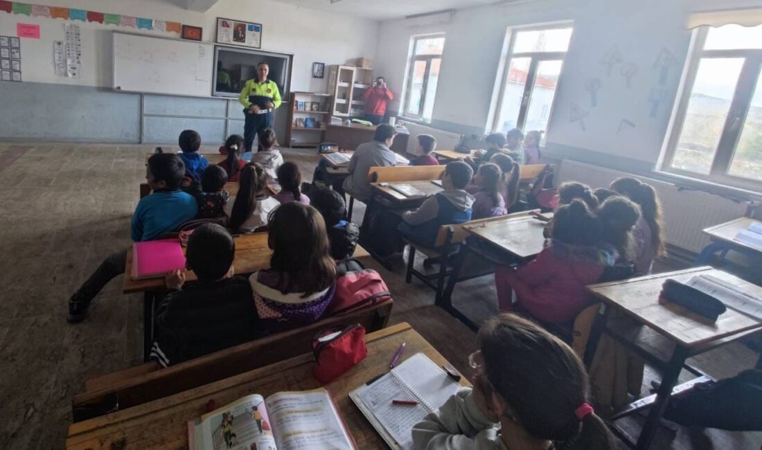 Gerçekleştirilen bilgilendirme çalışmalarında öğrencilere; yaya geçitlerinin doğru kullanımı, karşıdan karşıya