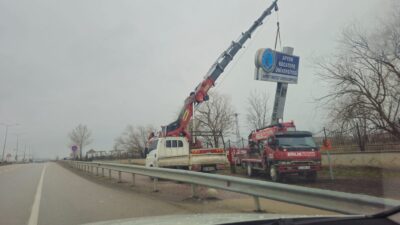 Tabelanın devrildiği sırada çevrede kimsenin bulunmaması büyük bir facianın önüne