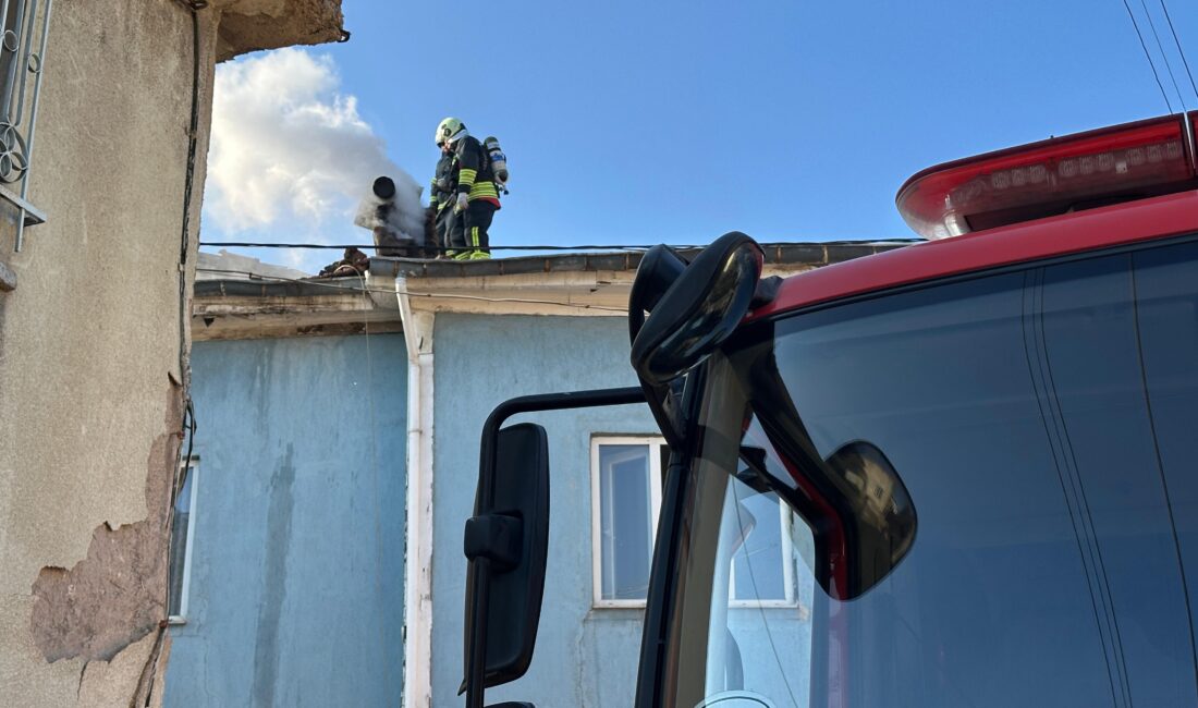 Afyonkarahisar’ın Dairecep Mahallesi’nde bir binada çıkan baca yangını kısa süreli
