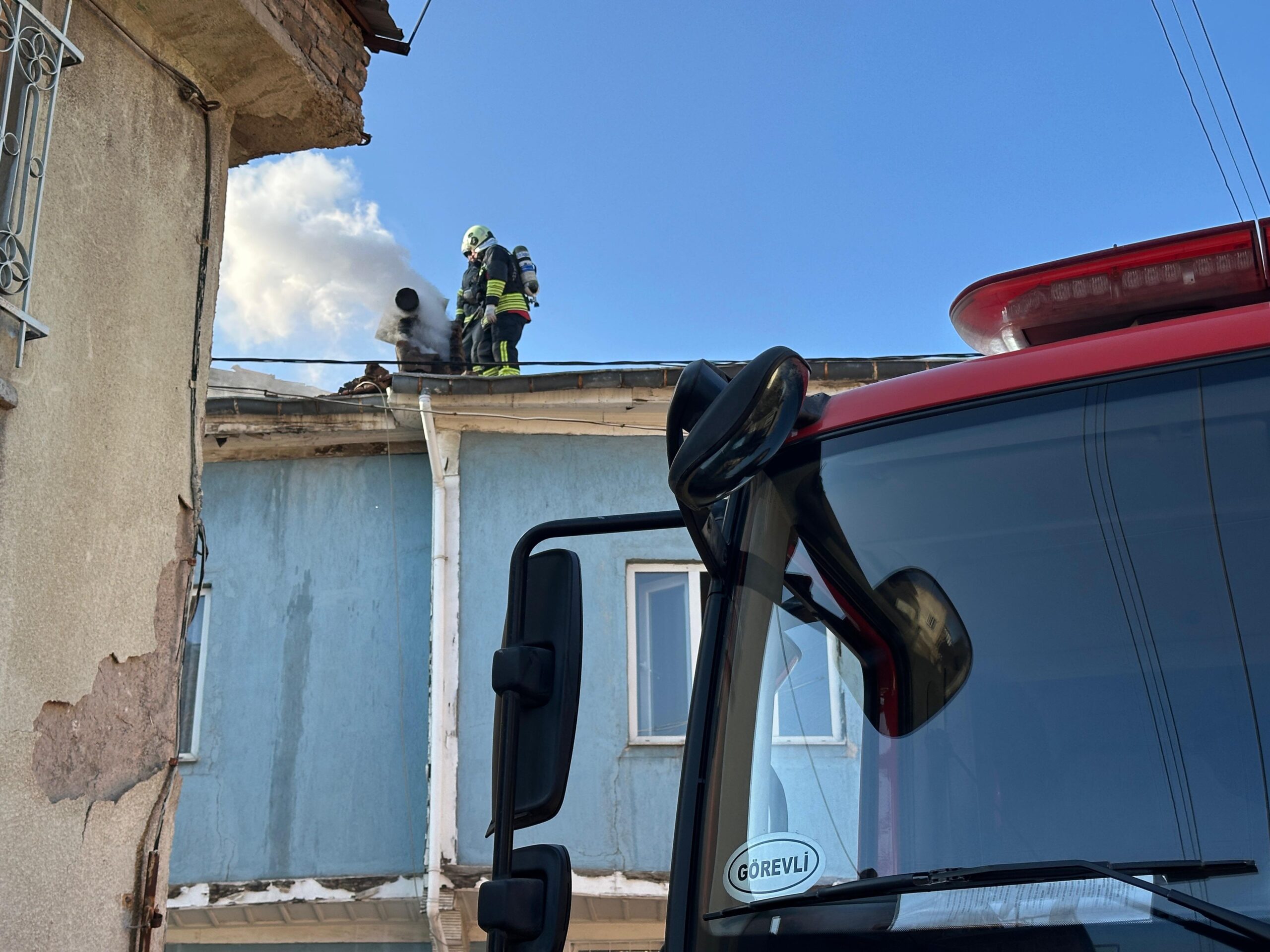 Afyonkarahisar’ın Dairecep Mahallesi’nde bir binada çıkan baca yangını kısa süreli