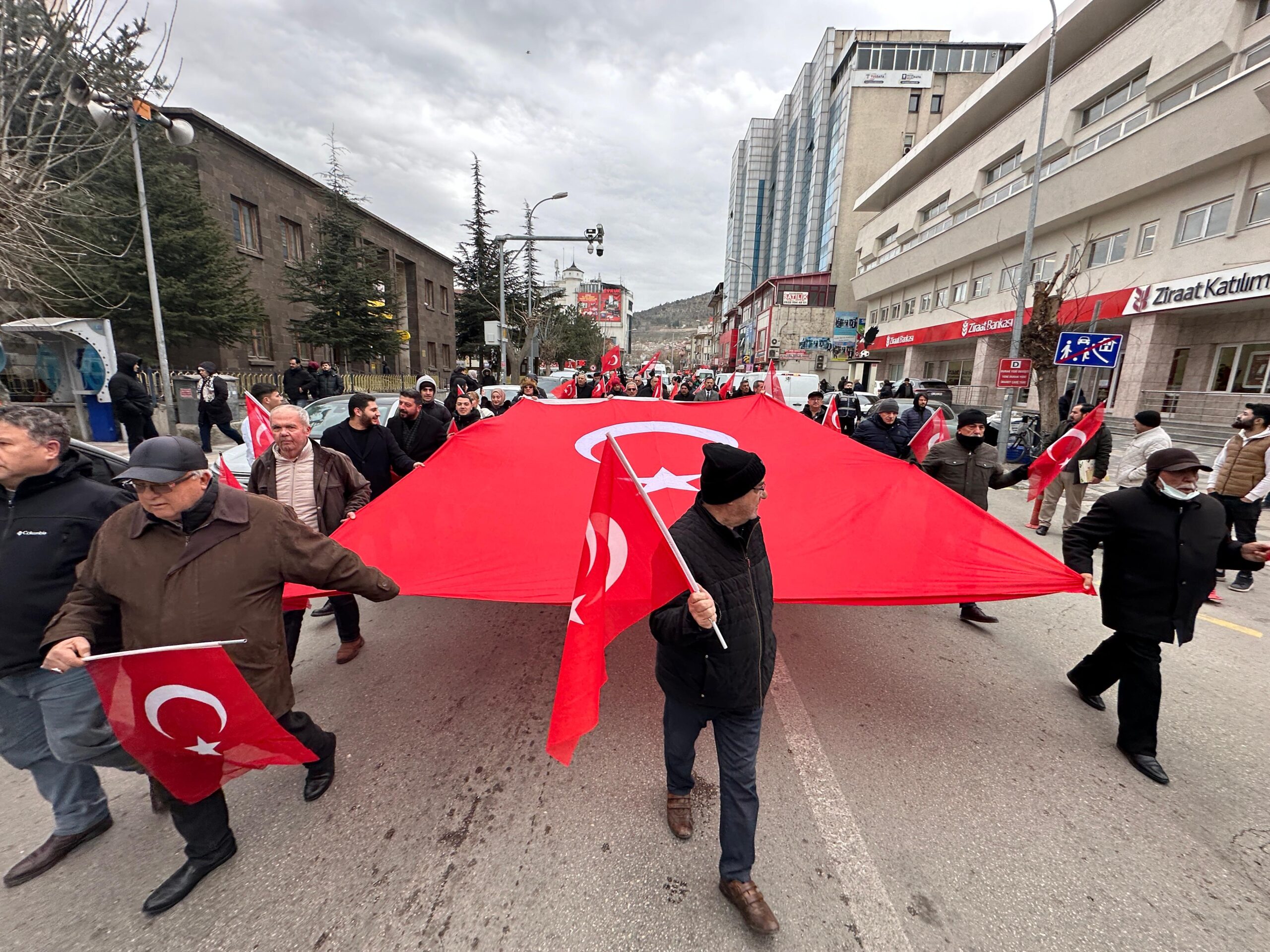 Mardin’in Nusaybin ilçesinde Türk bayrağına yönelik gerçekleştirilen saldırı, Afyonkarahisar’da protesto