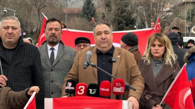 Yaklaşık 6 metre uzunluğundaki Türk bayrağı eşliğinde yapılan yürüyüşte, bayrağa