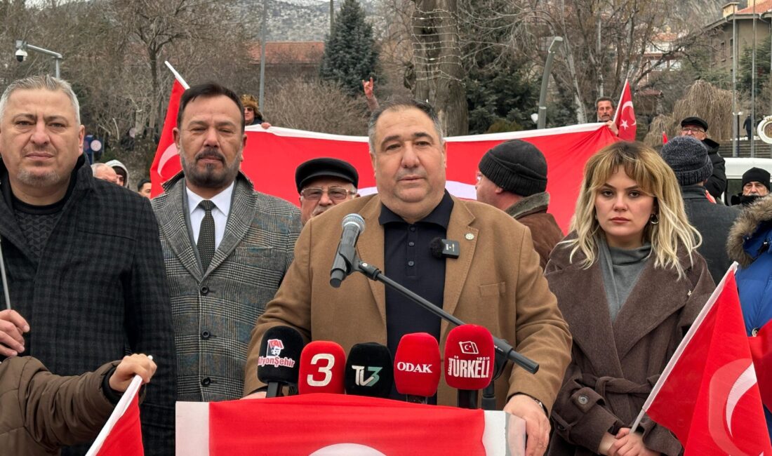 Yaklaşık 6 metre uzunluğundaki Türk bayrağı eşliğinde yapılan yürüyüşte, bayrağa