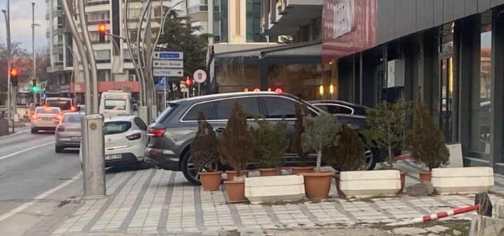 Afyonkarahisar’ın en işlek cadde ve sokaklarında, duyarsız sürücülerin araçlarını yaya
