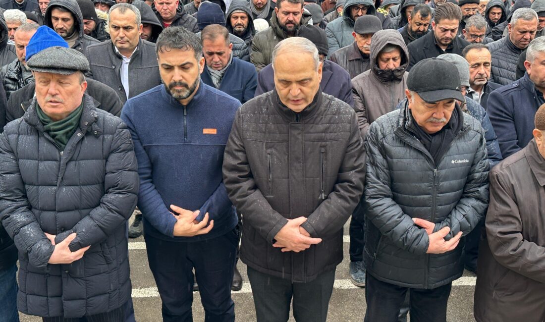 Cenaze törenine il protokolü, siyasetçiler, iş insanları ve çok sayıda