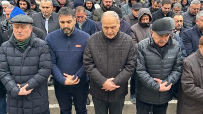 Cenaze törenine il protokolü, siyasetçiler, iş insanları ve çok sayıda