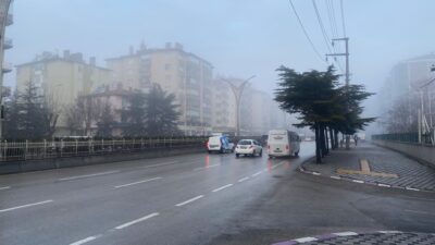 Afyon’da sabah saatlerinde göz gözü görmedi! Afyonkarahisar güne sisli bir havayla başladı. Sabahın erken saatlerinde etkisini