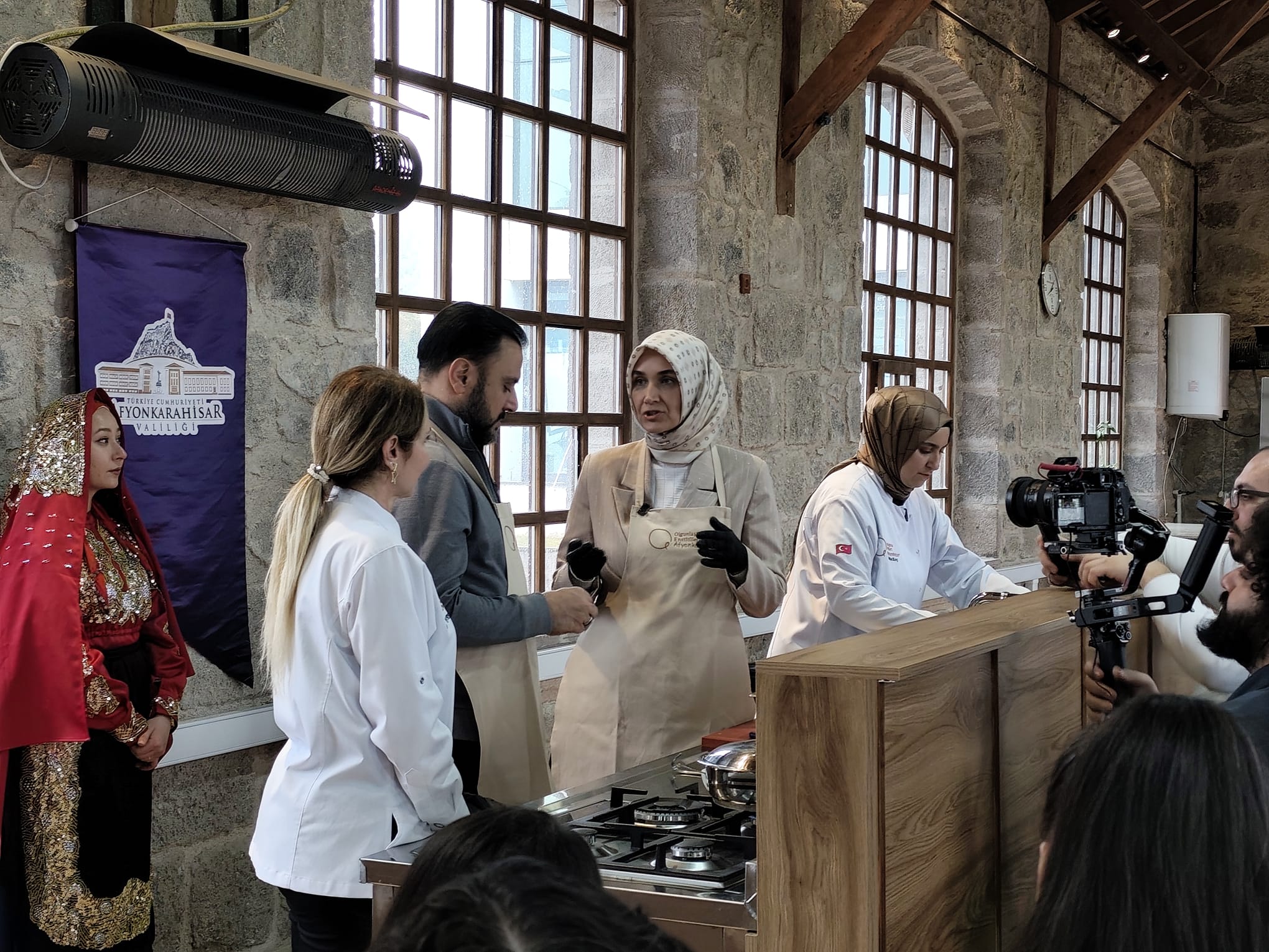 TRT 1 ekranlarında yayınlanan “Alişan’la Hayata Gülümse” programı ekibi, Afyonkarahisar’ın