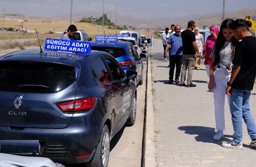 KONUYA YAVAŞTAN GİRİŞ YAPALIM Manşete bakarak birazcık merak unsuru oluştuğunu