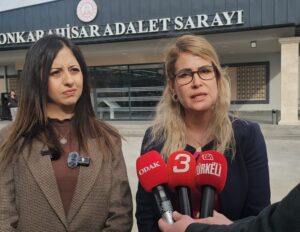 Suriye’de terör örgütü YPG üyesi bir kadının saçının kesilmesine tepki