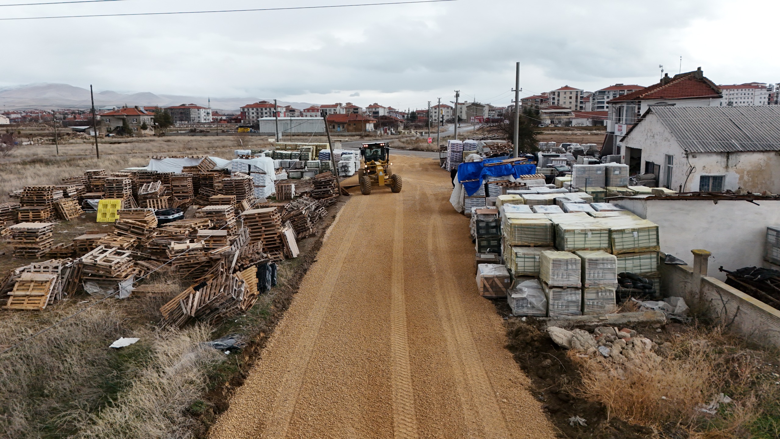 Bolvadin Belediyesi, üretim bölgelerindeki ulaşım konforunu artırmak için başlattığı çalışmaları