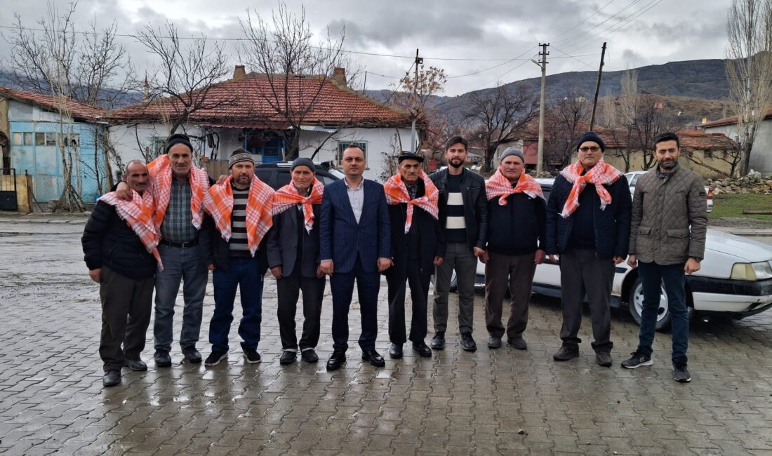 Karahisar Yörükler Derneği Başkanı Hasan Azak ve yönetim kurulu üyeleri,