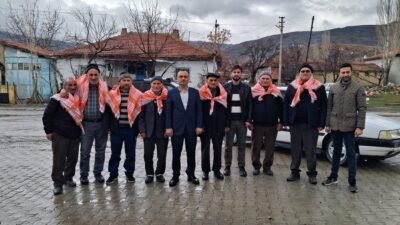 Karahisar Yörükler Derneği Başkanı Hasan Azak ve yönetim kurulu üyeleri,