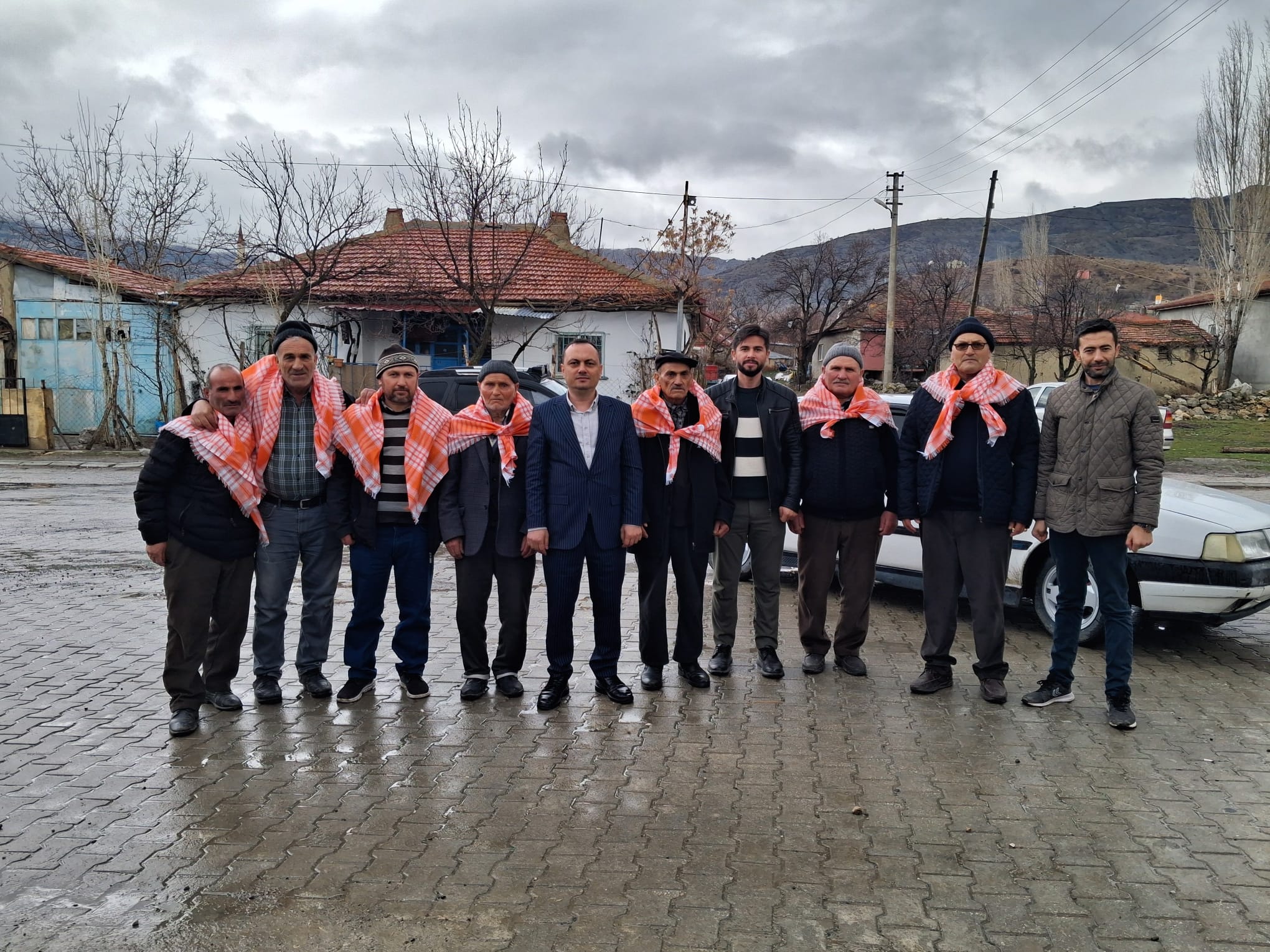 Karahisar Yörükler Derneği Başkanı Hasan Azak ve yönetim kurulu üyeleri,