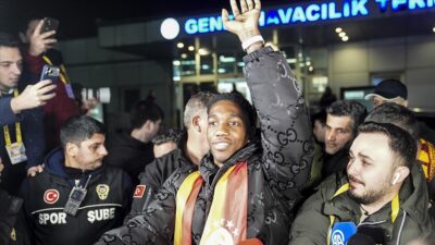 Galatasaray'ın transfer görüşmelerinde bulunduğu Kolombiyalı kanat oyuncusu Yaser Asprilla, İstanbul'a