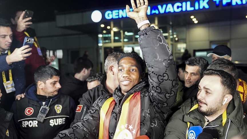 Galatasaray'ın transfer görüşmelerinde bulunduğu Kolombiyalı kanat oyuncusu Yaser Asprilla, İstanbul'a