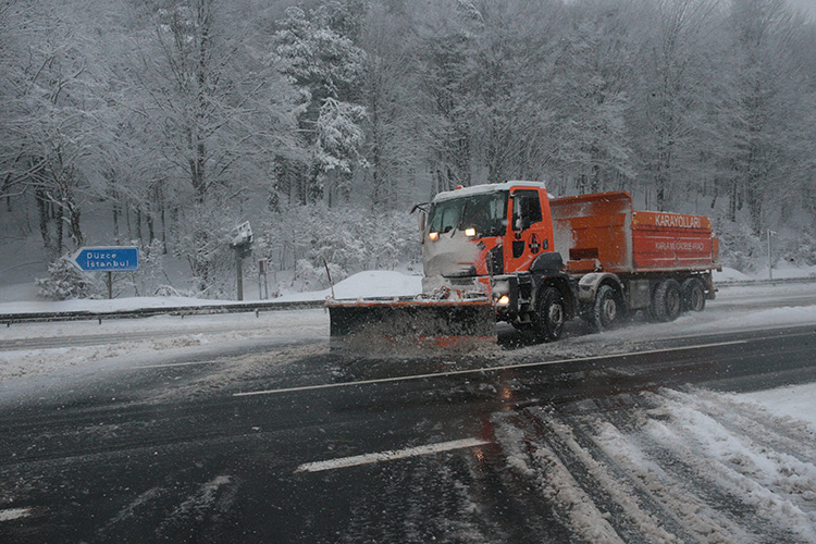 Anadolu Otoyolu ve D-100 kara yolunun Bolu Dağı geçişinde kar