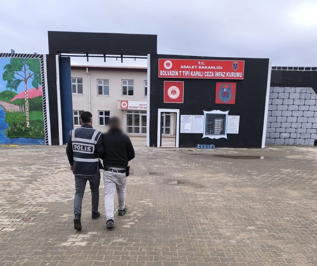 AFYONKARAHİSAR (AA) – Afyonkarahisar'da kesinleşmiş hapis cezası bulunan 2 firari