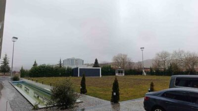 Meteorolojinin uyarıları sonrası Afyonkarahisar’da beklenen kar yağışı başlarken hava sıcaklıkları