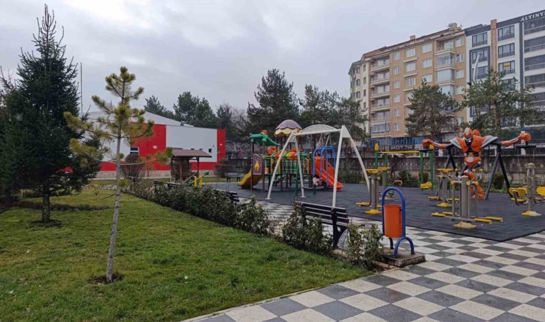 Meteorolojinin uyarıları sonrası Afyonkarahisar’da beklenen kar yağışı öğle saatlerinde başlarken,