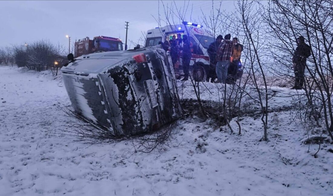 AFYONKARAHİSAR (AA) – Afyonkarahisar'ın Sinanpaşa ilçesinde minibüsün tarlaya devrilmesi sonucu