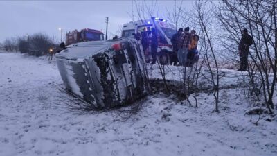 AFYONKARAHİSAR (AA) – Afyonkarahisar'ın Sinanpaşa ilçesinde minibüsün tarlaya devrilmesi sonucu