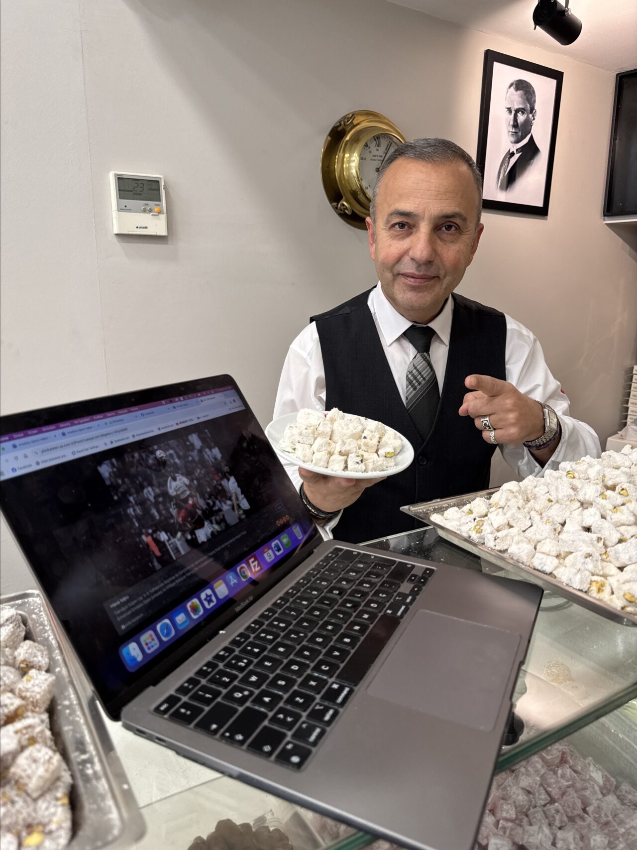 AFYONKARAHİSAR (AA) – Afyonkarahisar'da lokumcu esnafı, Anadolu Ajansının (AA) gözünden