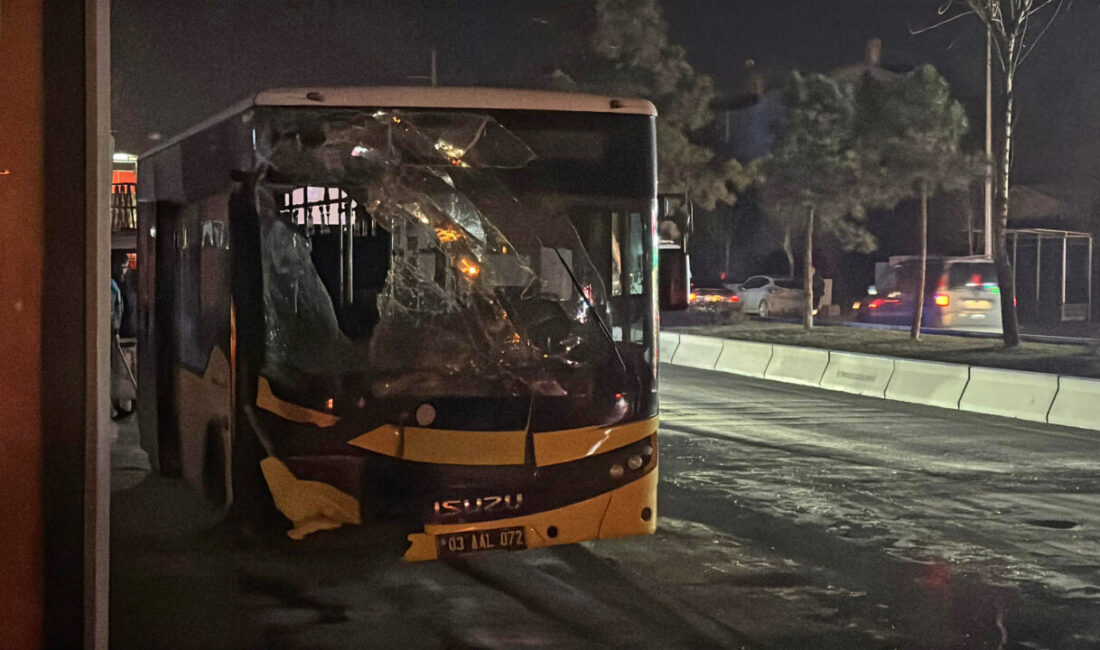 AFYONKARAHİSAR (AA) – Afyonkarahisar'da belediyeye ait halk otobüsünün çöp kamyonuna