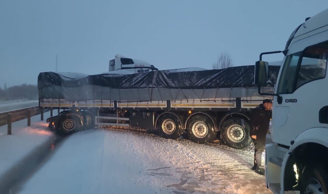 AFYONKARAHİSAR (AA) – Afyonkarahisar'ın Sinanpaşa ve Sandıklı ilçelerinin yüksek kesimlerinde