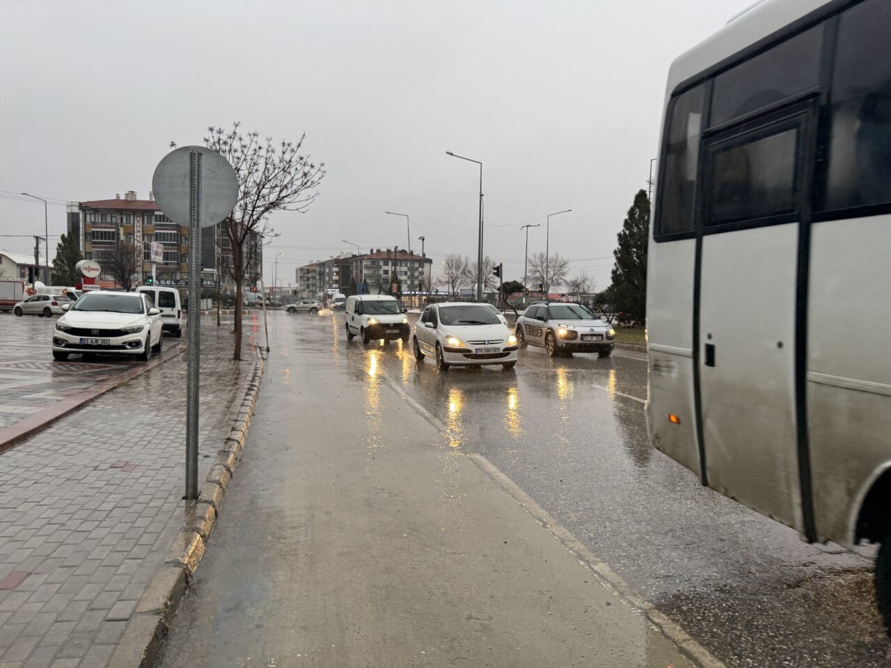 AFYONKARAHİSAR (AA) – Afyonkarahisar ve ilçelerinde şiddetli rüzgar ve sağanak