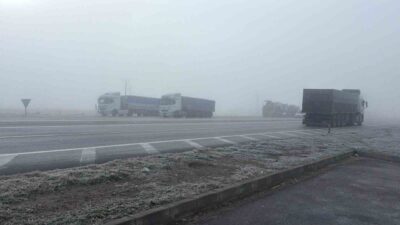 Olumsuz hava şartlarının devam ettiği Afyonkarahisar’da sis nedeniyle özellikle sürücüler