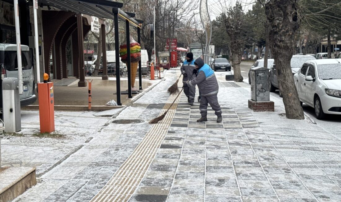 AFYONKARAHİSAR (AA) – Afyonkarahisar'da soğuk hava etkisini gösteriyor. Hava sıcaklığının
