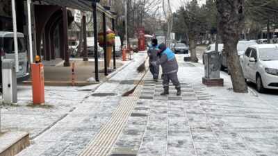 AFYONKARAHİSAR (AA) – Afyonkarahisar'da soğuk hava etkisini gösteriyor. Hava sıcaklığının