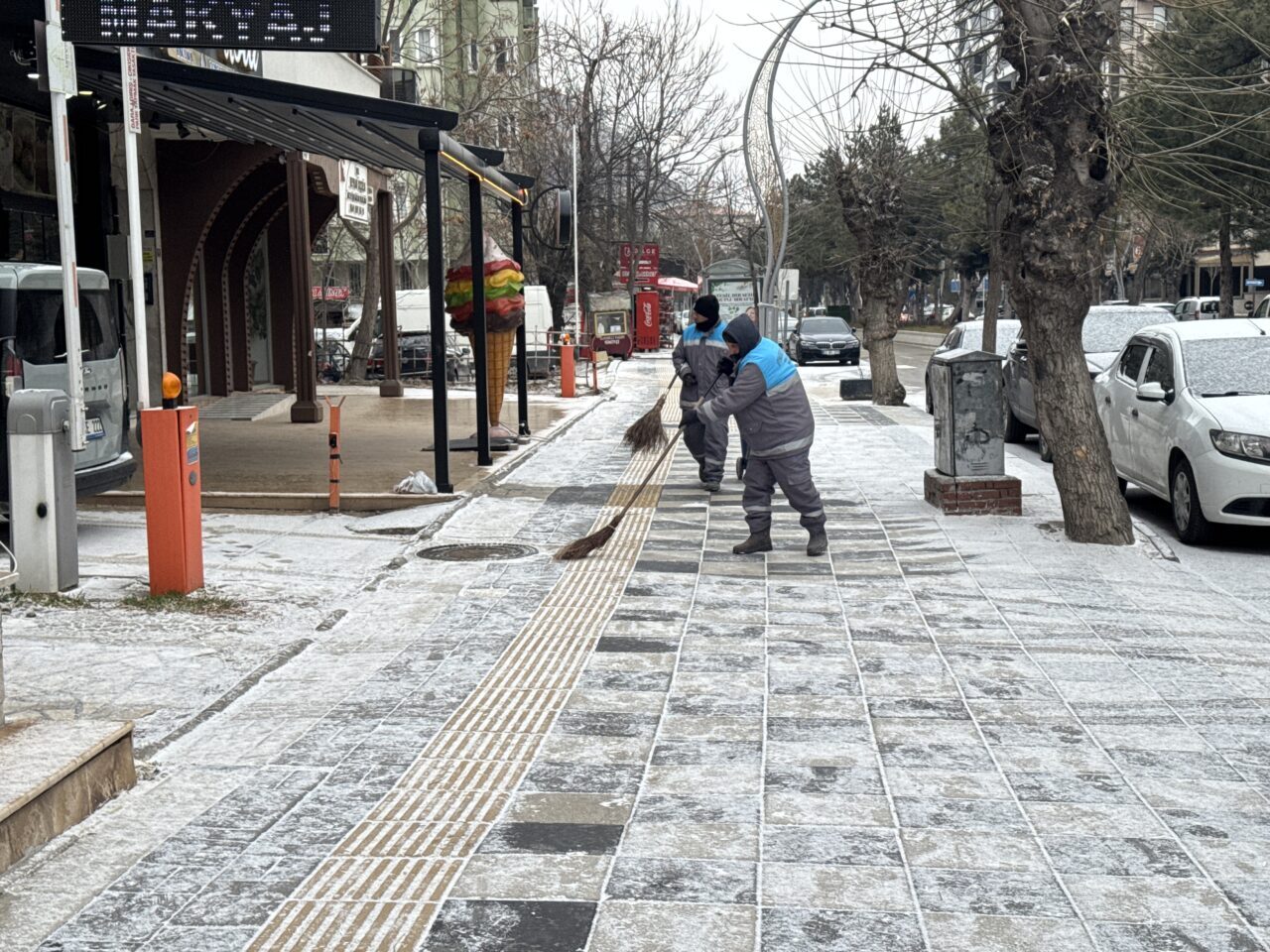 AFYONKARAHİSAR (AA) – Afyonkarahisar'da soğuk hava etkisini gösteriyor. Hava sıcaklığının