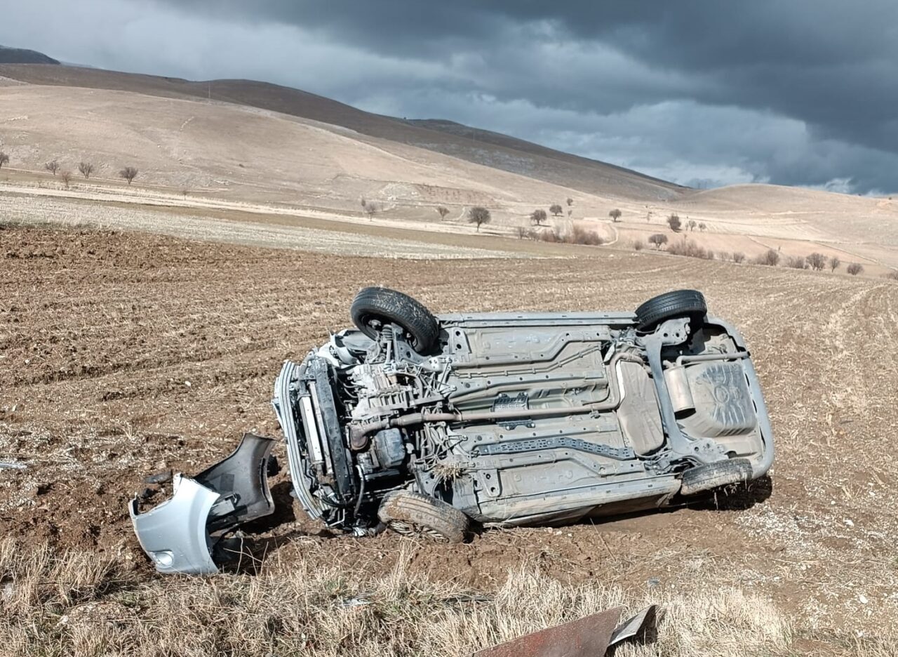 AFYONKARAHİSAR (AA) – Afyonkarahisar'ın Dinar ilçesinde tır ile otomobilin çarpışması