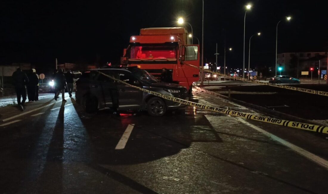 AFYONKARAHİSAR (AA) – Afyonkarahisar'ın Bolvadin ilçesinde tır ile otomobilin çarpışması