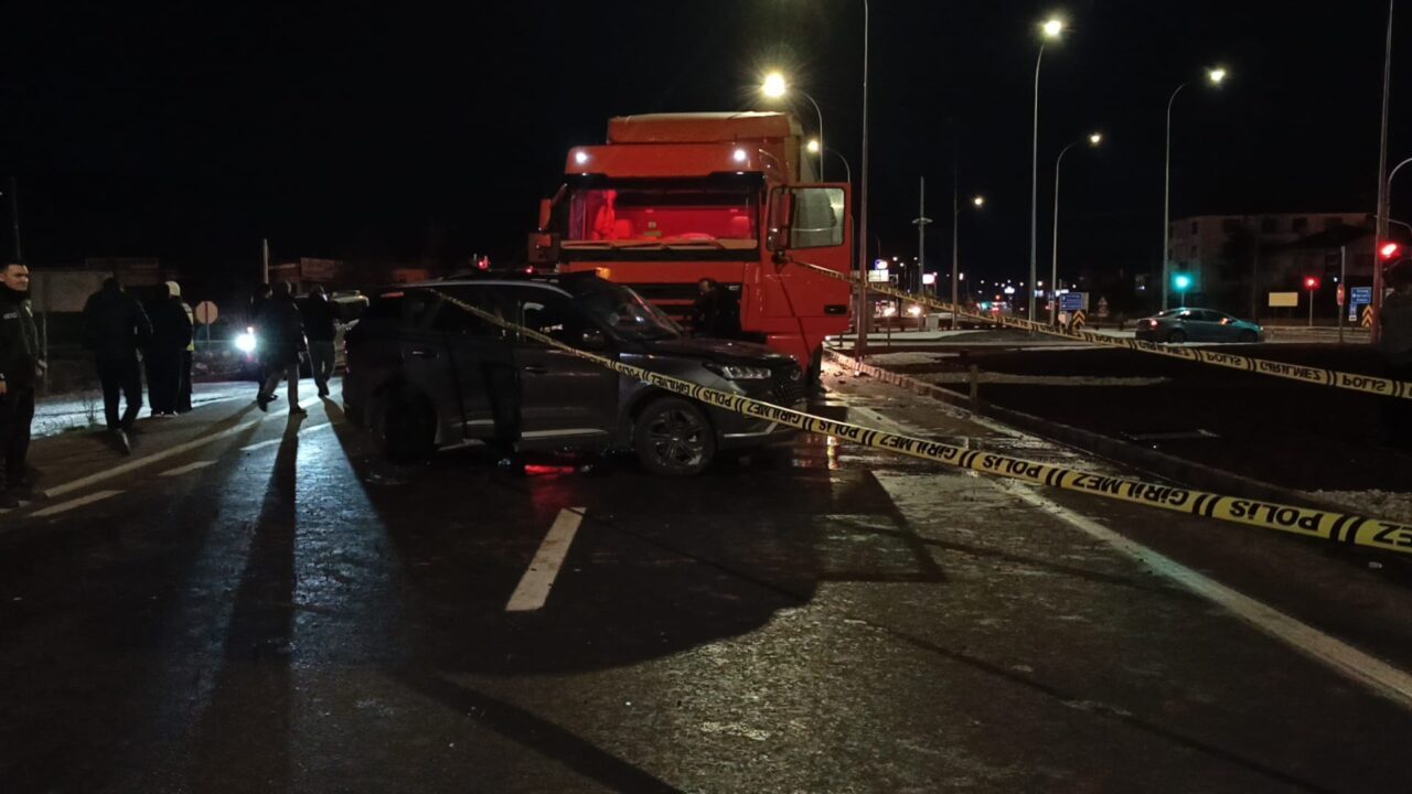 AFYONKARAHİSAR (AA) – Afyonkarahisar'ın Bolvadin ilçesinde tır ile otomobilin çarpışması