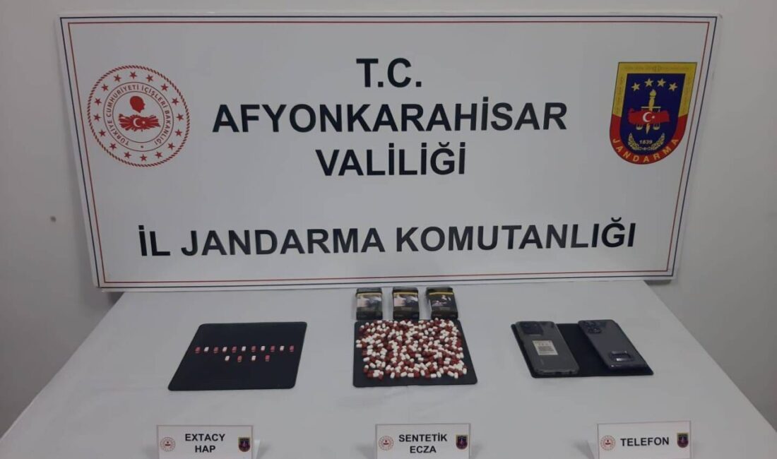 AFYONKARAHİSAR (AA) – Afyonkarahisar'da düzenlenen uyuşturucu operasyonunda yakalanan 2 zanlı
