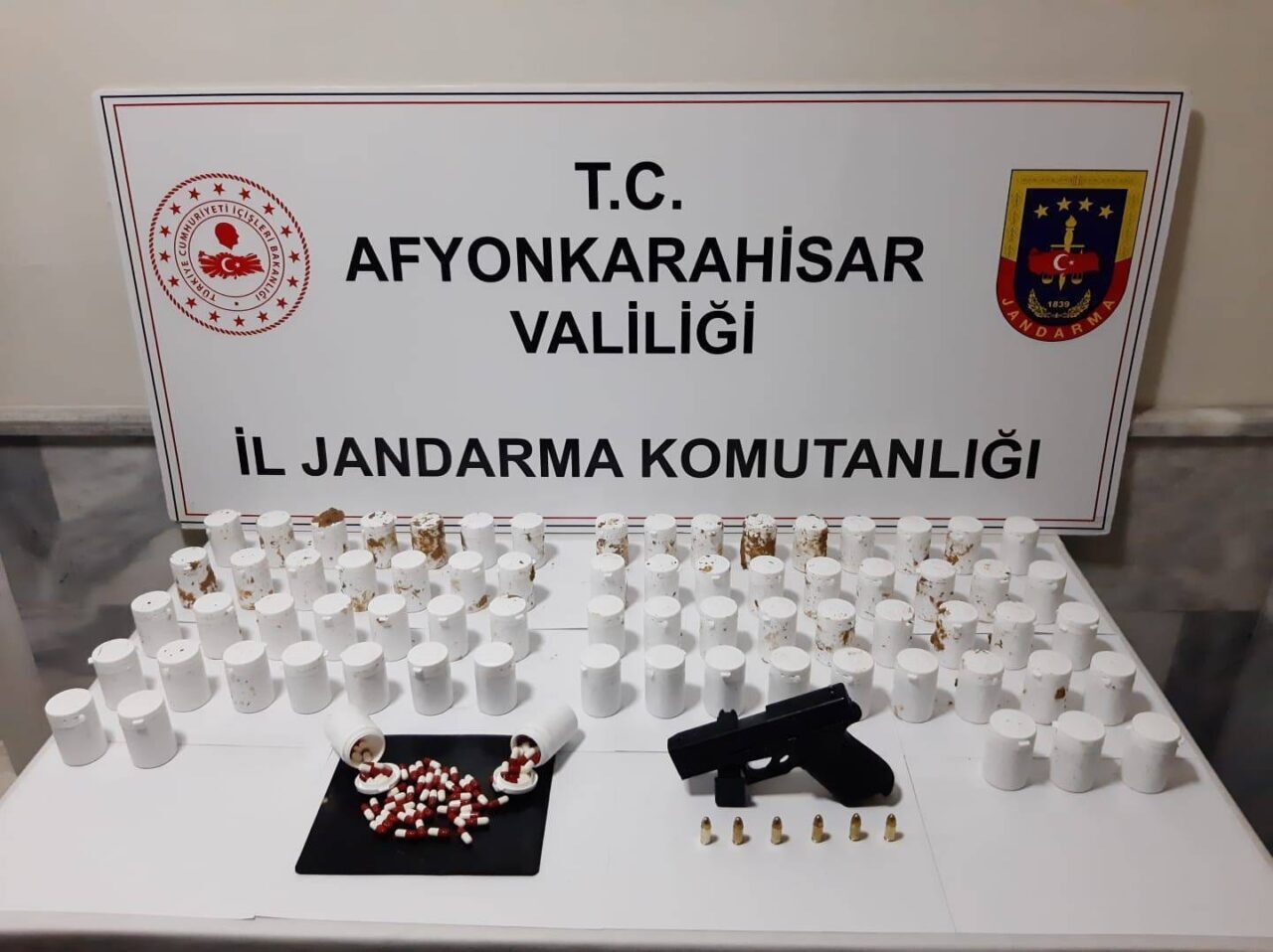 AFYONKARAHİSAR (AA) – Afyonkarahisar'da düzenlenen uyuşturucu operasyonunda gözaltına alınan zanlı