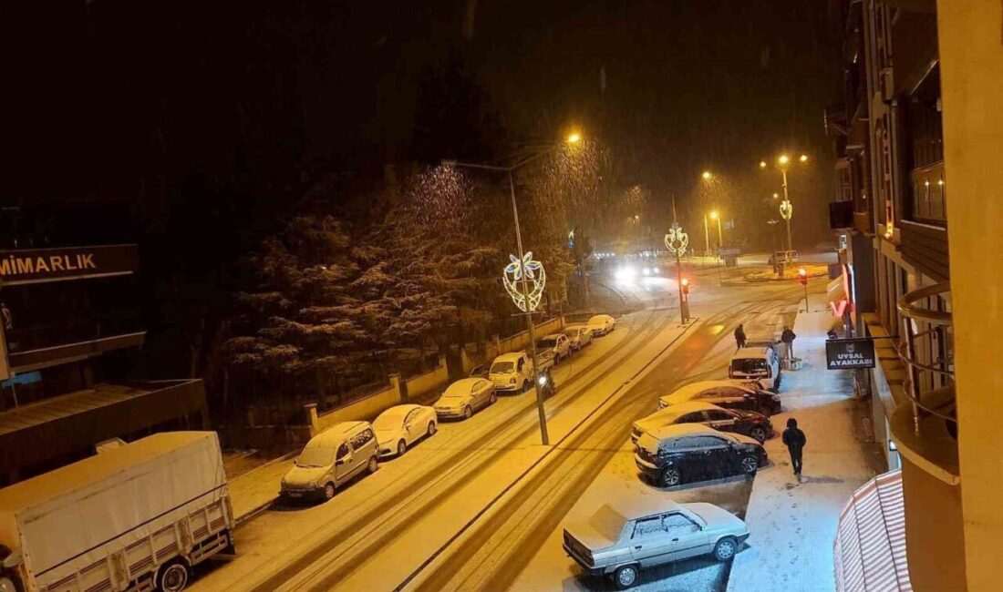 Afyonkarahisar’da rakımı yüksek bölgelerde kar yağışı etkili olurken, ekipler köy